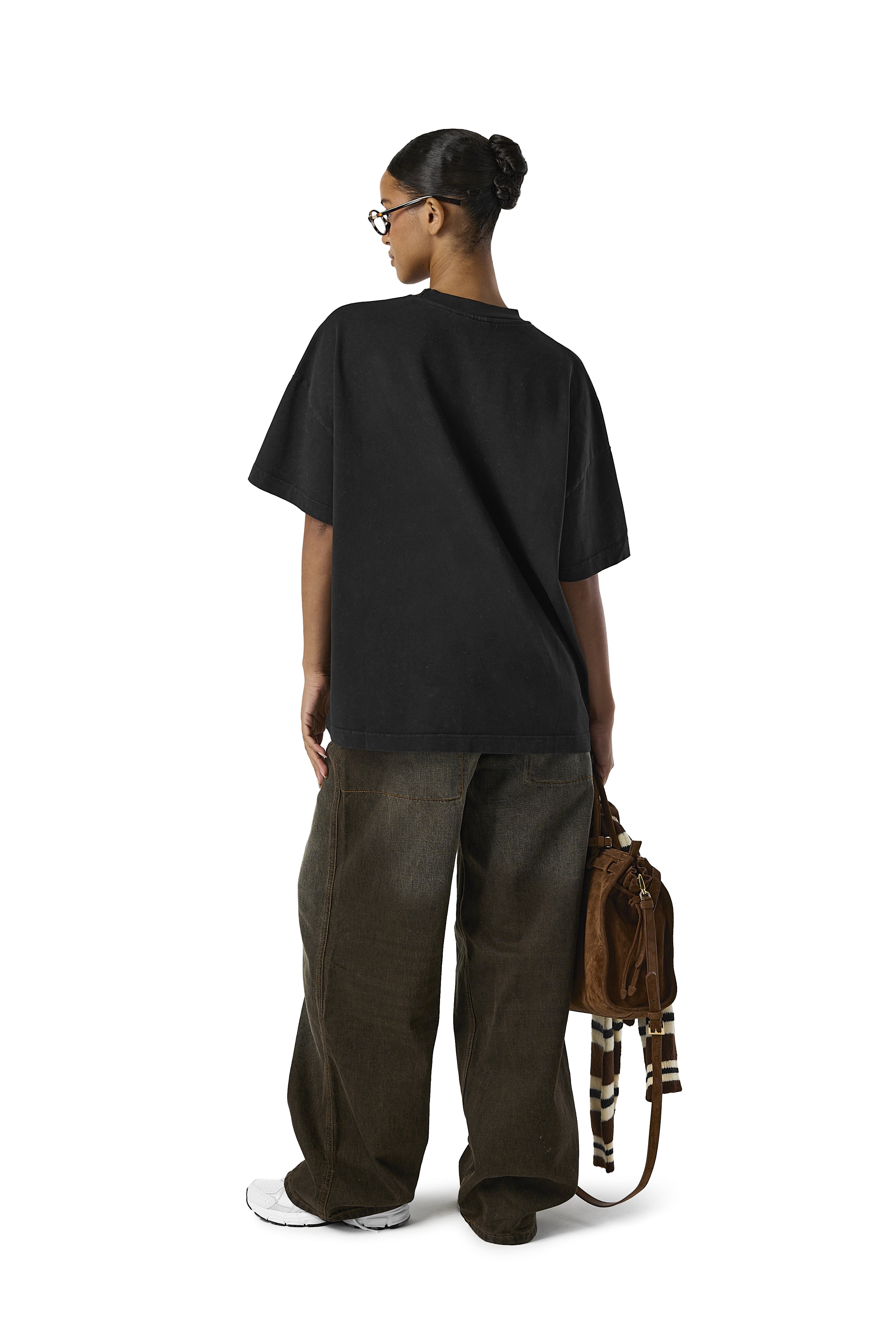 Model Flora is 5'8" and wears size S.